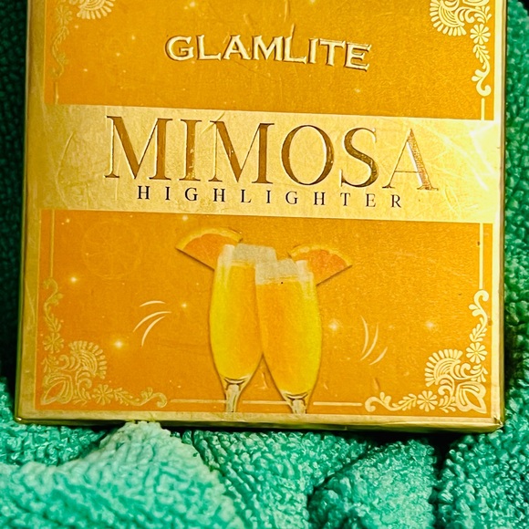 GlamLite highlighter golden in color with box - Picture 2 of 3